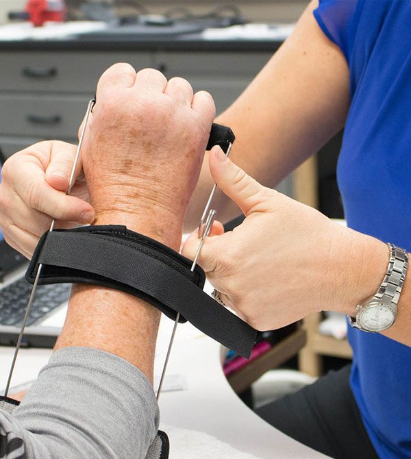 Custom fitting patient with orthotic brace