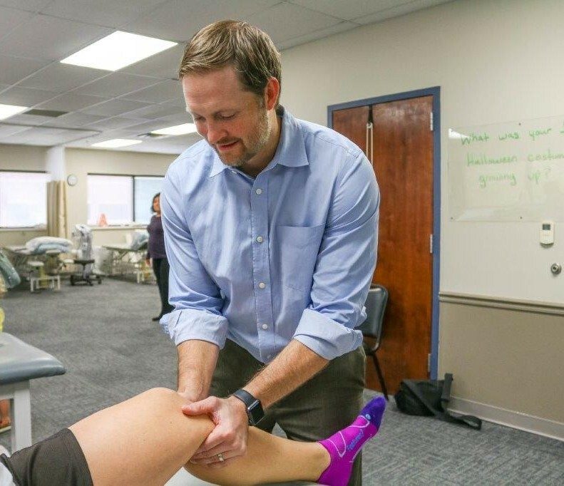 Southlake Orthopaedics’ physical therapist treating a patient’s knee for arthritis