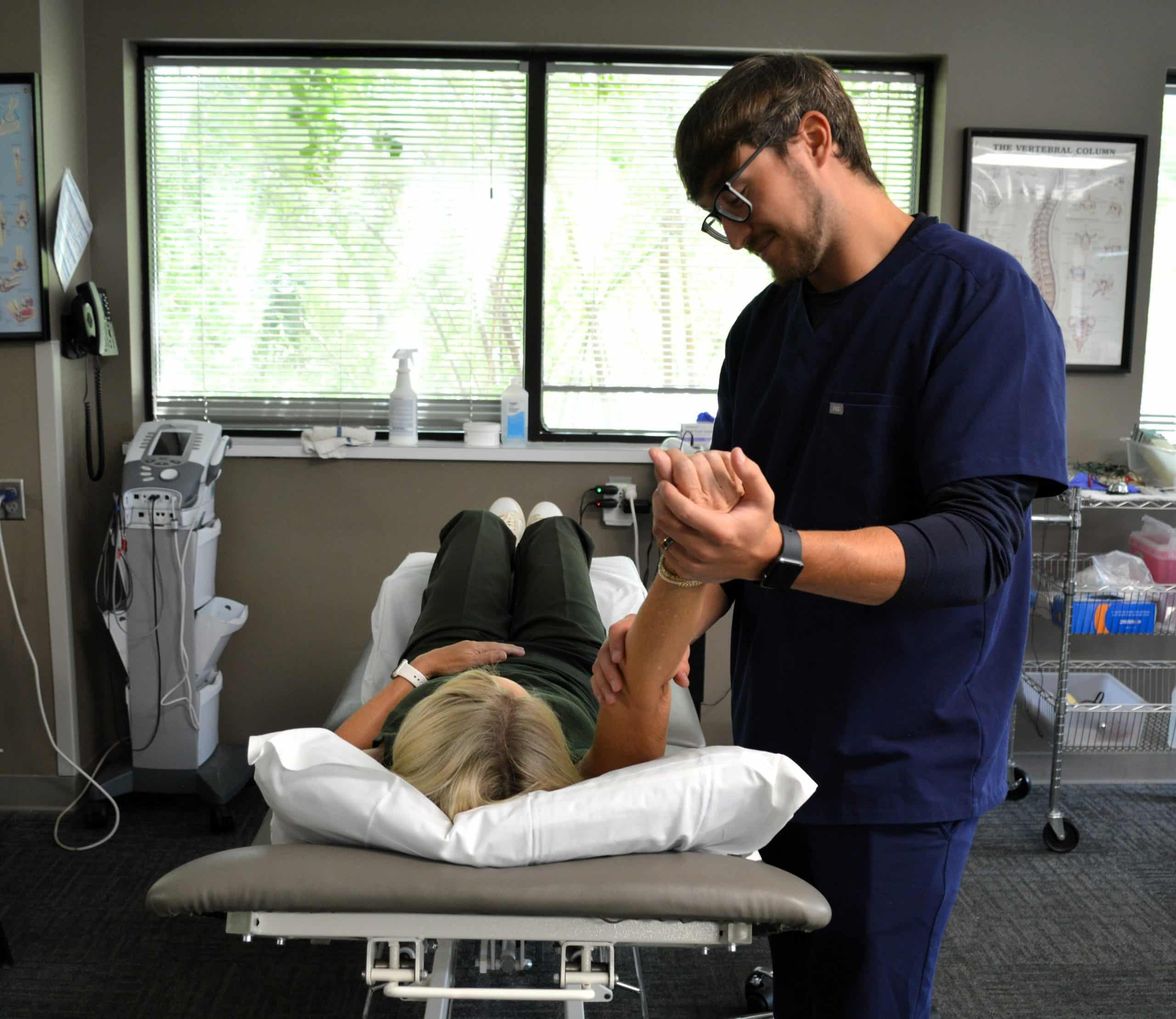 Physical therapy for patient with shoulder pain